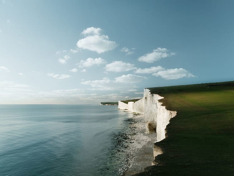 Dover, England &ndash; Wei&szlig;e Klippen der Seven Sisters leuchten im klaren Nachmittagslicht