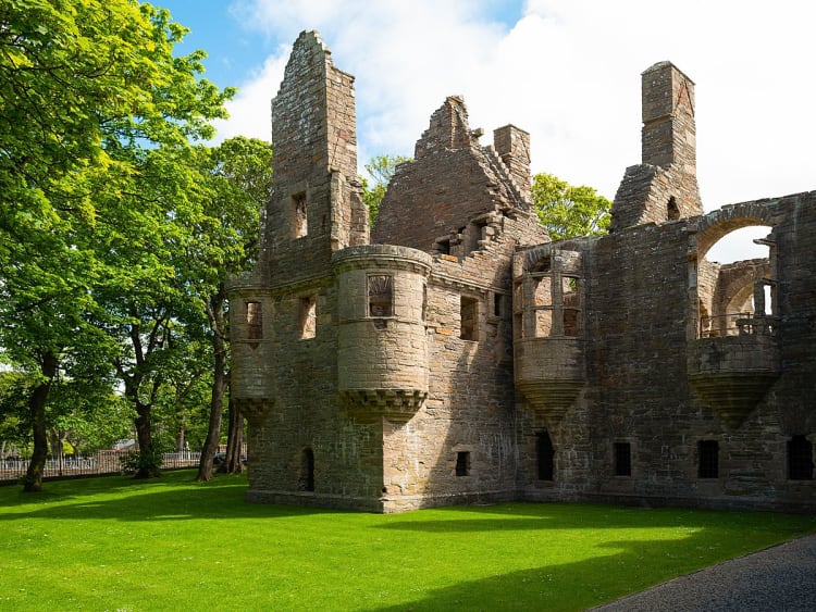 Kirkwall, Schottland &ndash; Ruine des Bischofspalasts mit Erkert&uuml;rmen im gr&uuml;nen Park