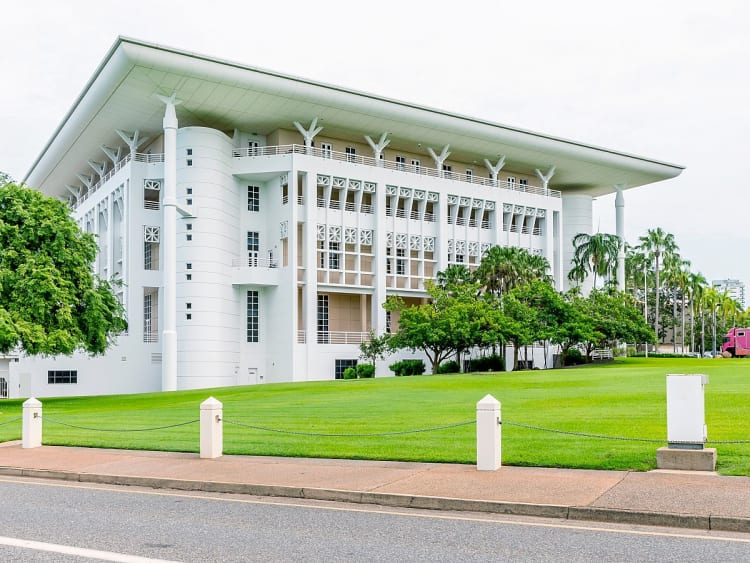 Darwin, Australien &ndash; Modernes Parlamentsgeb&auml;ude mit heller Fassade und tropischem Garten