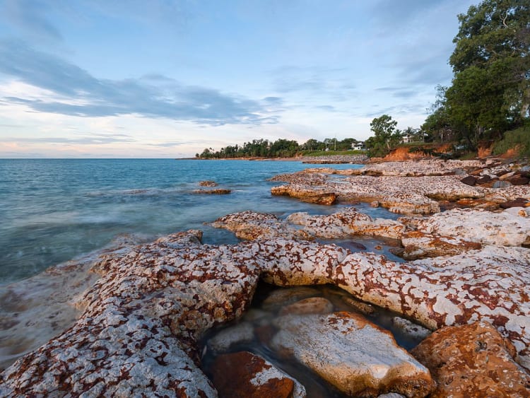 Darwin, Australien &ndash; Wilde K&uuml;stenlinie mit markanter Erosion und tropischer Vegetation