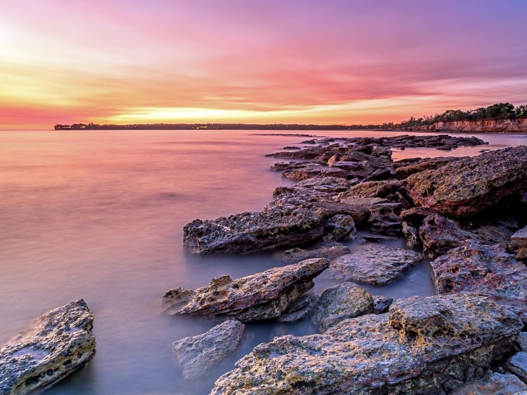 Darwin, Australien &ndash; Farbenpr&auml;chtiger Himmel spiegelt sich im Wasser zwischen K&uuml;stenfelsen