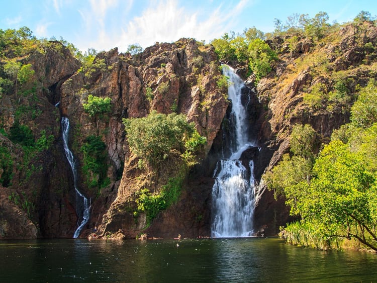 Darwin, Australien &ndash; Tosender Wasserfall f&auml;llt &uuml;ber rote Felsen