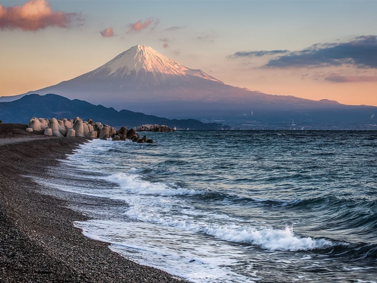 Shimizu, Japan &ndash; K&uuml;stenblick auf den Fuji in warmem Licht der D&auml;mmerung