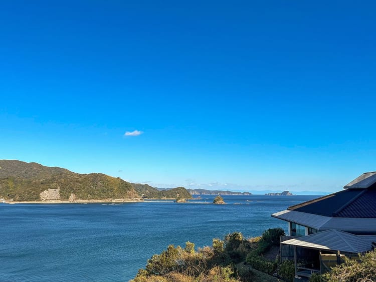 Kochi, Japan &ndash; Ruhige Bucht mit Blick auf Inseln und ein traditionelles Haus