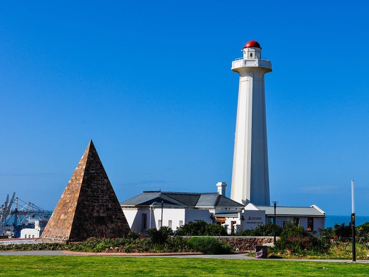 Port Elizabeth, S&uuml;dafrika &ndash; Wei&szlig;er Donkin-Leuchtturm neben historischer Steinpyramide
