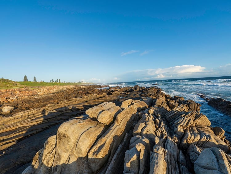 Port Elizabeth, S&uuml;dafrika &ndash; Geschichtete Felsformationen treffen auf wilde Brandung