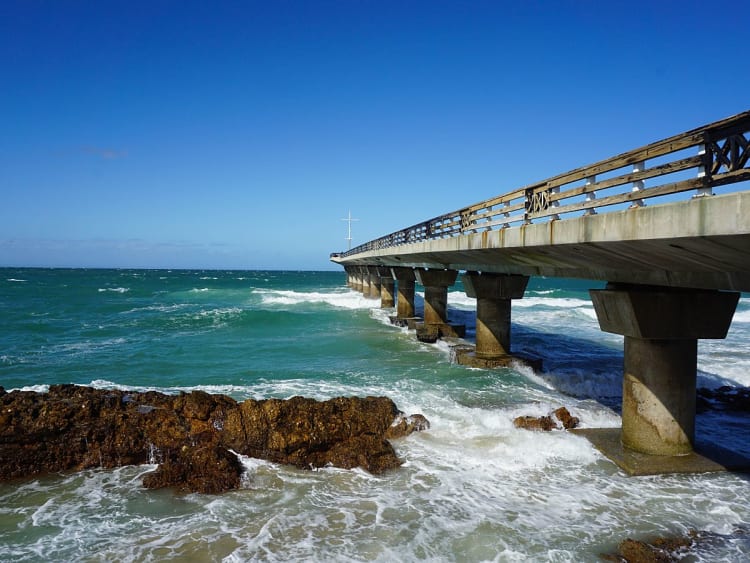 Port Elizabeth, S&uuml;dafrika &ndash; Betonbr&uuml;cke f&uuml;hrt weit ins gr&uuml;nblaue Meer