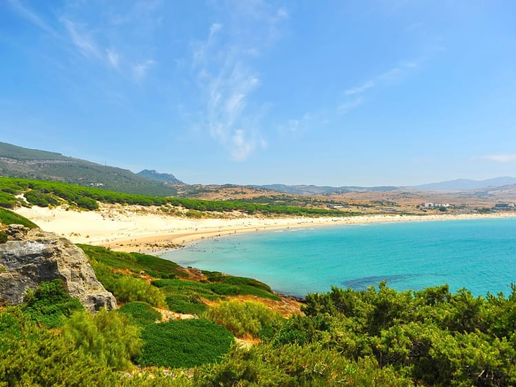 Ensenada, Mexiko - Weite Sandbucht trifft auf t&uuml;rkisfarbenes Meer und gr&uuml;ne H&uuml;gel