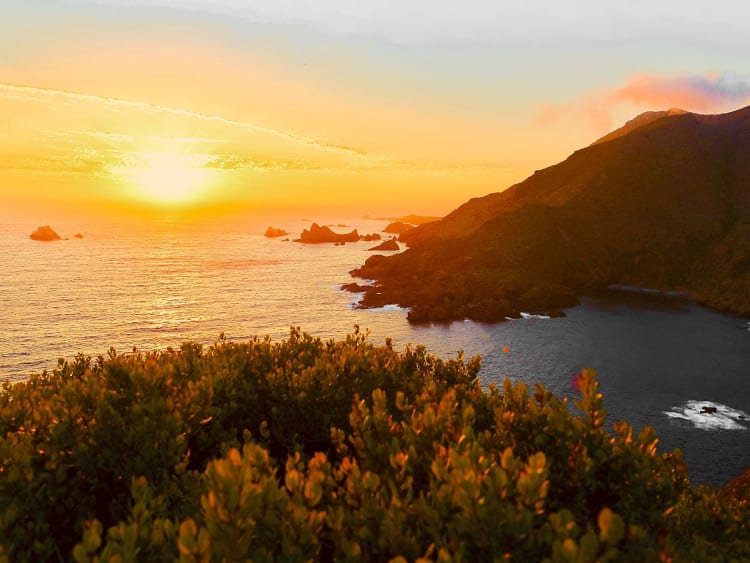 Ensenada, Mexiko - Abendsonne versinkt &uuml;ber K&uuml;ste im goldenen Licht