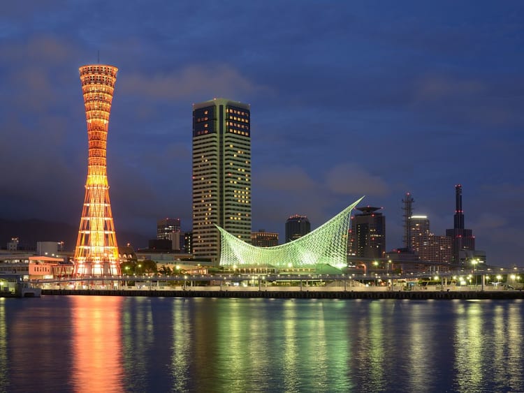 Kobe, Japan &ndash; Erleuchteter Port Tower spiegelt sich im Wasser der Hafenbucht