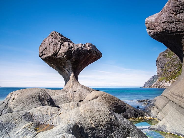 M&aring;l&oslash;y, Norwegen &ndash; Kannestein geformt vom Meer bei strahlend blauem Himmel