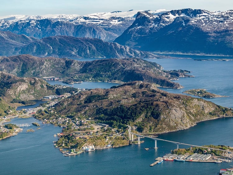 M&aring;l&oslash;y, Norwegen &ndash; Weitblick &uuml;ber Fjorde, Br&uuml;cken und D&ouml;rfer vor schneebedeckten Bergen