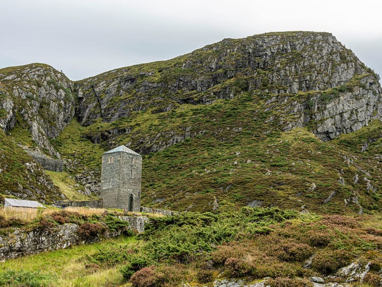 M&aring;l&oslash;y, Norwegen &ndash; Einsamer Wachposten aus Stein zwischen Felsen und Heidekraut