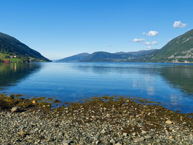 Nordfjordeid, Norwegen &ndash; Weitblick &uuml;ber den Fjord mit Bergen und spiegelglattem Wasser
