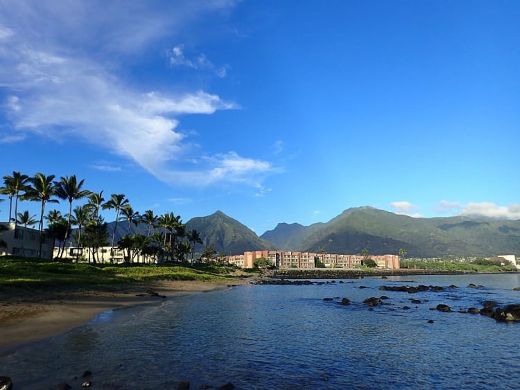 Kahului, USA &ndash; Ruhiger Strand mit Palmen und Blick auf die West Maui Mountains