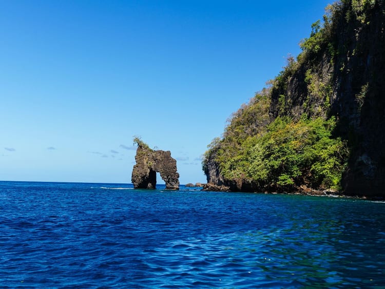 Kingstown, St. Vincent &ndash; Naturfels in Bogenform ragt aus dem tiefblauen Meer