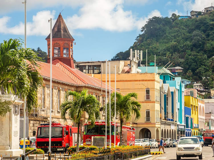 Kingstown, St. Vincent &ndash; Historisches Geb&auml;ude mit Turm am zentralen Platz