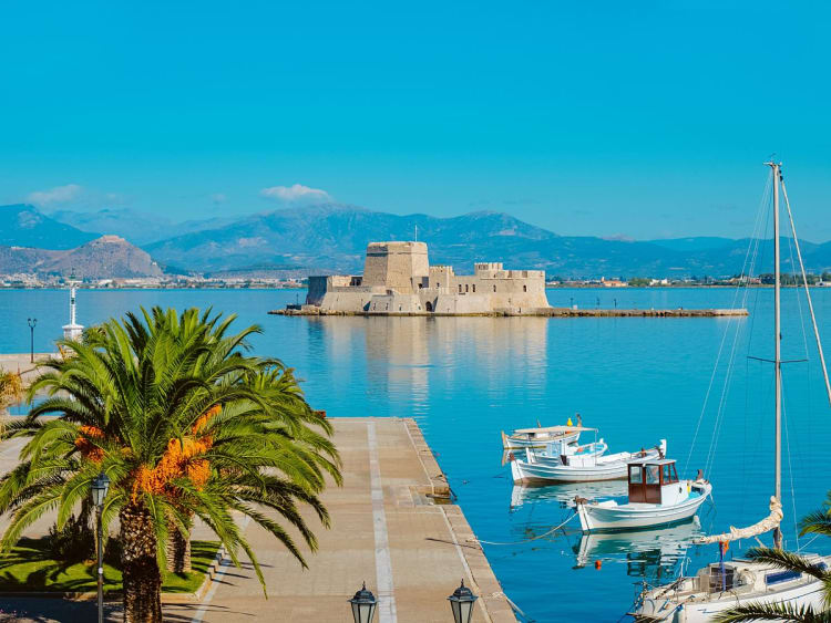 Nafplio, Griechenland &ndash; Mittelalterliche Festung im klaren Hafenwasser
