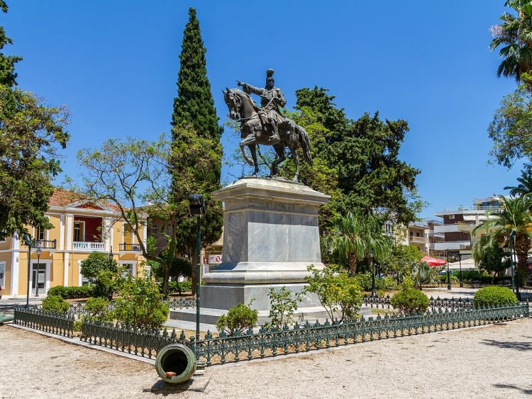 Nafplio, Griechenland &ndash; Reiterdenkmal im gr&uuml;nen Stadtpark mit Altbauten