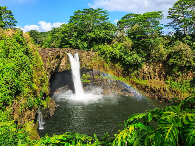 Hilo, Hawaii &ndash; Gewaltiger Wasserfall st&uuml;rzt in tropisch gr&uuml;nes Becken