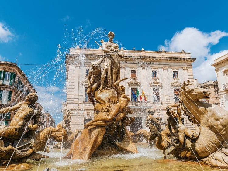 Syrakus, Italien &ndash; Prunkvoller Diana-Brunnen mit mythologischen Figuren im Zentrum