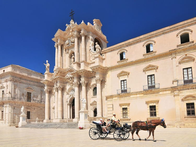 Syrakus, Italien &ndash; Barocke Kathedrale mit Pferdekutsche vor strahlend blauem Himmel