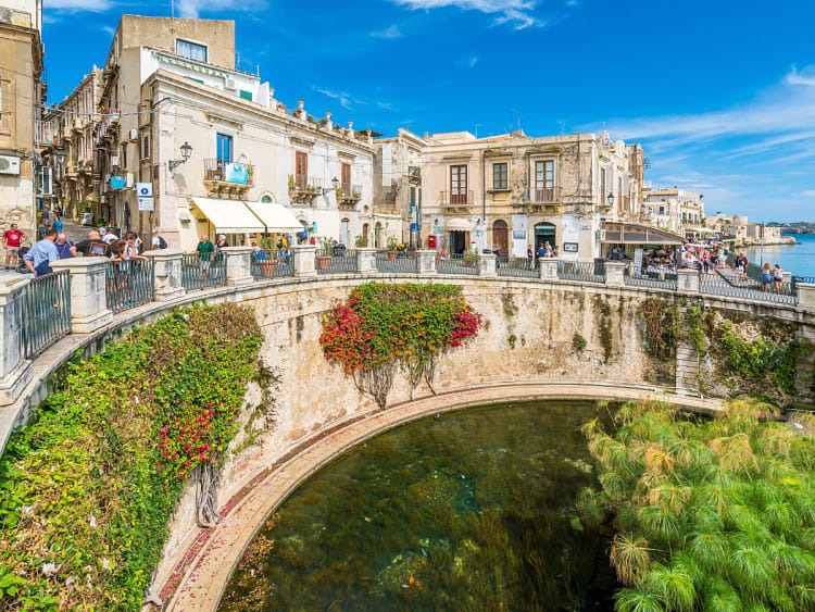 Syrakus, Italien &ndash; Die Fonte Aretusa schimmert unterhalb der Altstadt am Meer