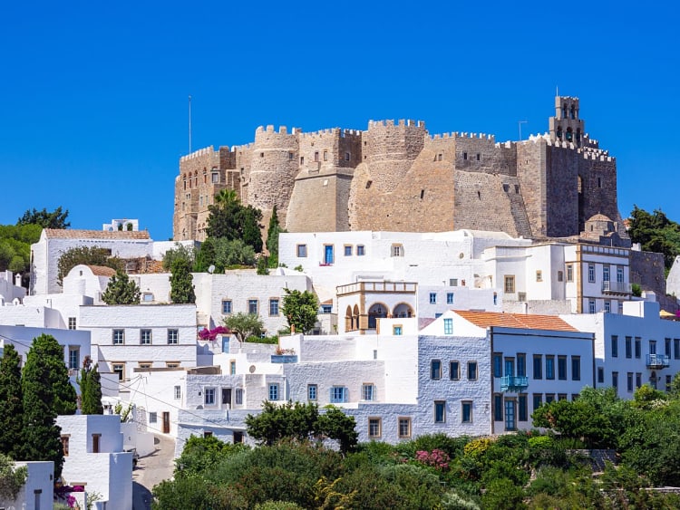 Patmos, Griechenland &ndash; Das Kloster thront &uuml;ber wei&szlig;en H&auml;usern der Altstadt Chora