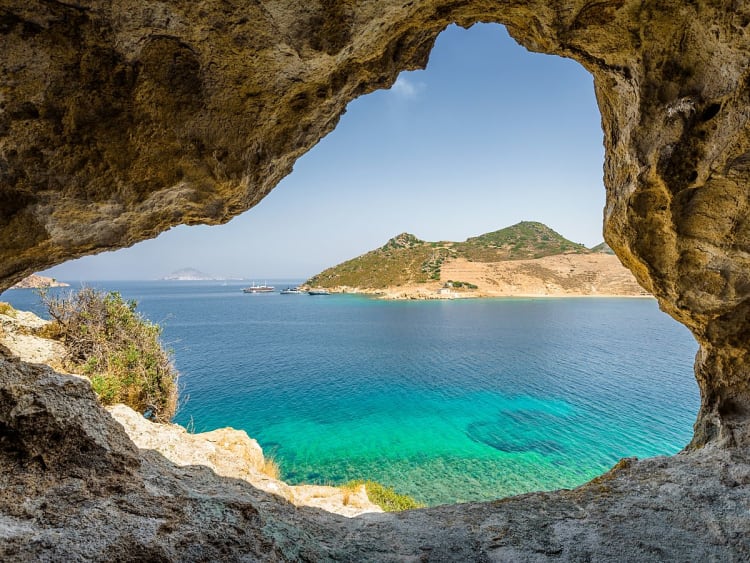 Patmos, Griechenland &ndash; Blick durch Felsbogen auf t&uuml;rkisfarbenes Wasser