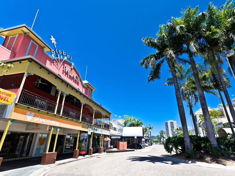 Cairns, Australien &ndash; Bunte H&auml;userzeile mit Palmen unter tropischer Mittagssonne