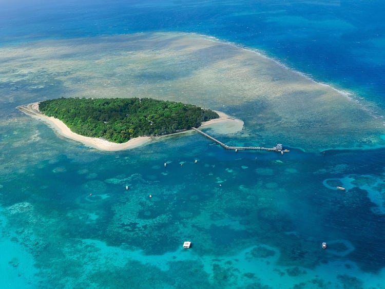 Cairns, Australien &ndash; Green Island im t&uuml;rkisfarbenen Great Barrier Reef aus der Luft