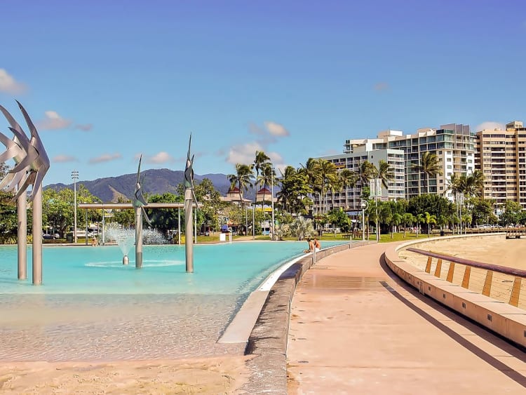 Cairns, Australien &ndash; Moderne Uferpromenade mit flacher Lagune und Skulpturen