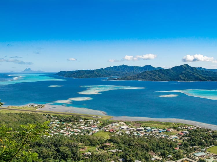 Raiatea, Franz.-Polynesien - T&uuml;rkisblaue Lagune trifft auf gr&uuml;ne Bergsilhouette von Moorea