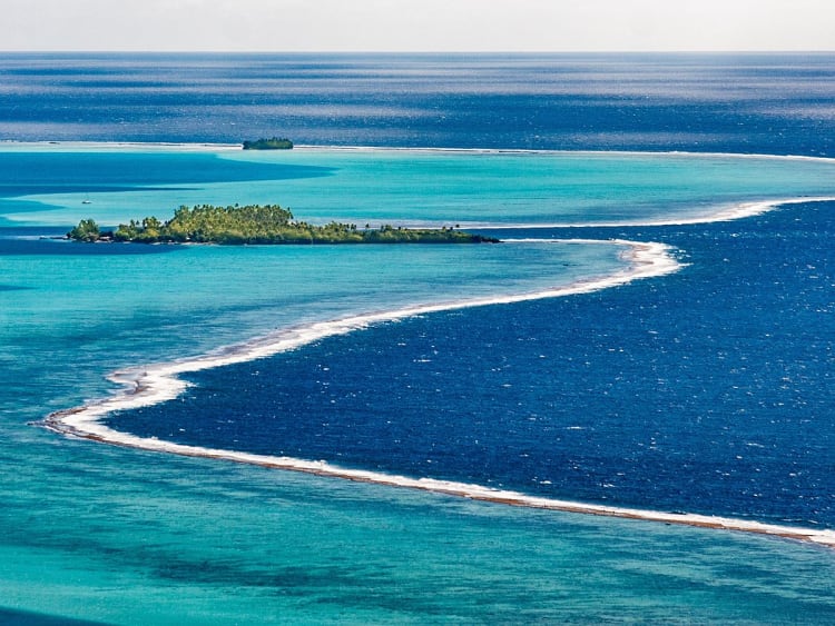 Raiatea, Franz.-Polynesien - Kleine Inseln zwischen t&uuml;rkisfarbenen Lagunenformationen