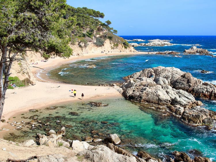 Palam&oacute;s, Spanien - Felsige Badebucht mit t&uuml;rkisblauen Becken und hellem Sandstrand