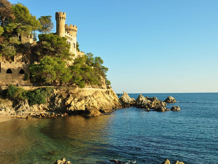 Palam&oacute;s, Spanien - Mittelalterliche Burg thront &uuml;ber goldener Bucht am Felsenufer