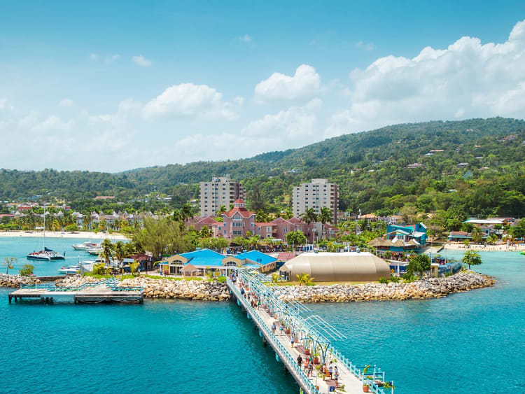 Ocho Rios, Jamaika &ndash; Bunter Anleger f&uuml;hrt in die tropische Hafenstadt am t&uuml;rkisblauen Meer