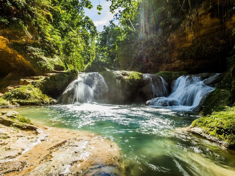 Ocho Rios, Jamaika &ndash; Versteckter Wasserfall st&uuml;rzt in einen smaragdgr&uuml;nen Naturpool