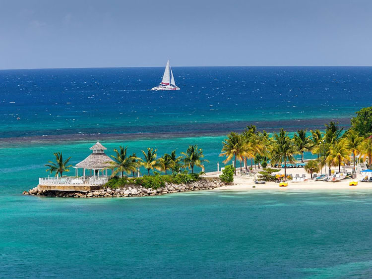 Ocho Rios, Jamaika &ndash; Palmeninsel mit wei&szlig;em Pavillon im t&uuml;rkisfarbenen Karibikmeer