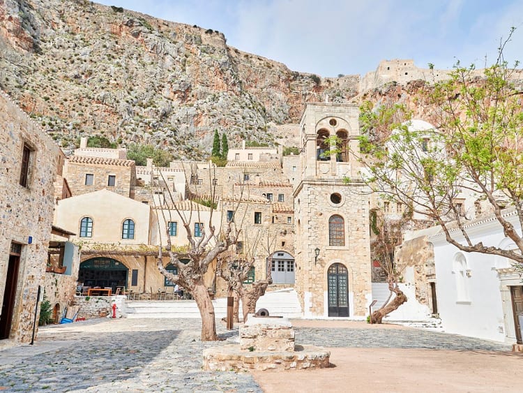 Monemvasia, Griechenland &ndash; Mittelalterlicher Platz mit Glockenturm am Felsmassiv