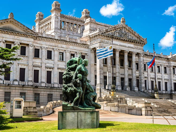 Montevideo, Uruguay &ndash; Das prachtvolle Palacio Legislativo unter blauem Himmel