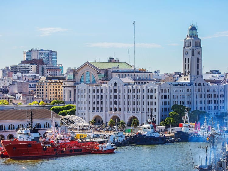 Montevideo, Uruguay &ndash; Maritime Skyline mit Leuchtturm und Hafengeb&auml;uden