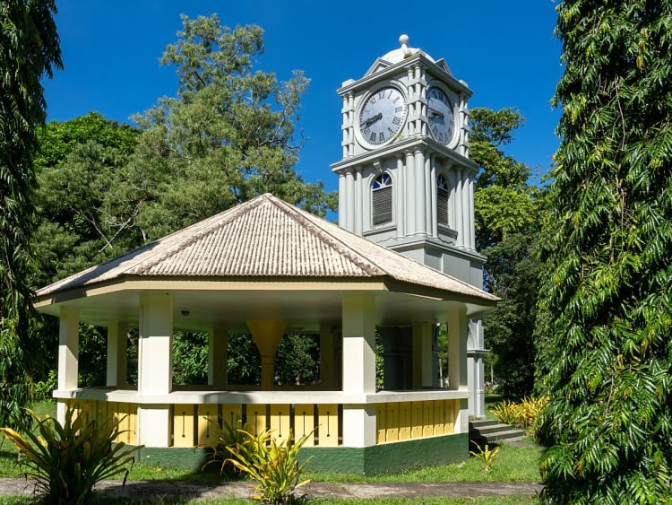Suva, Fiji &ndash; Historischer Uhrturm ragt zwischen Palmen