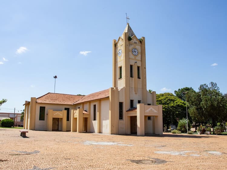 Santos, Brasilien &ndash; Schlichte gelbe Kirche mit Uhrturm auf leerem Platz