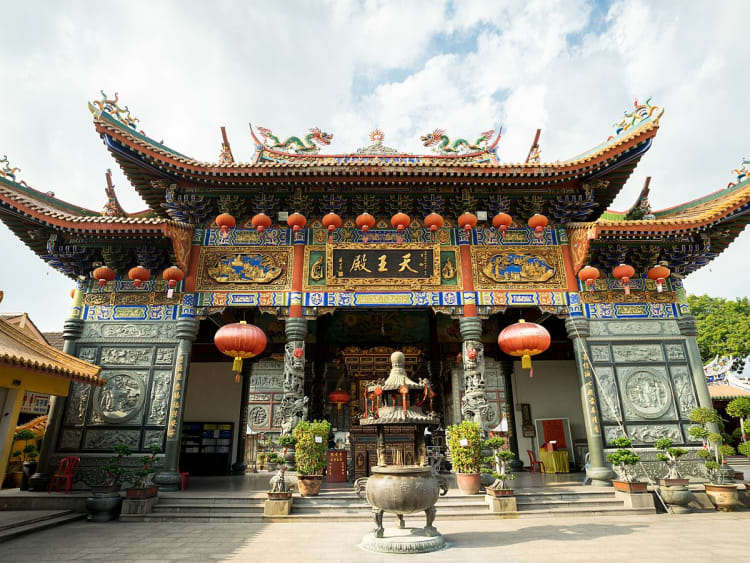 Port Klang, Malaysia &ndash; Farbenpr&auml;chtiger chinesischer Tempel mit roten Laternen