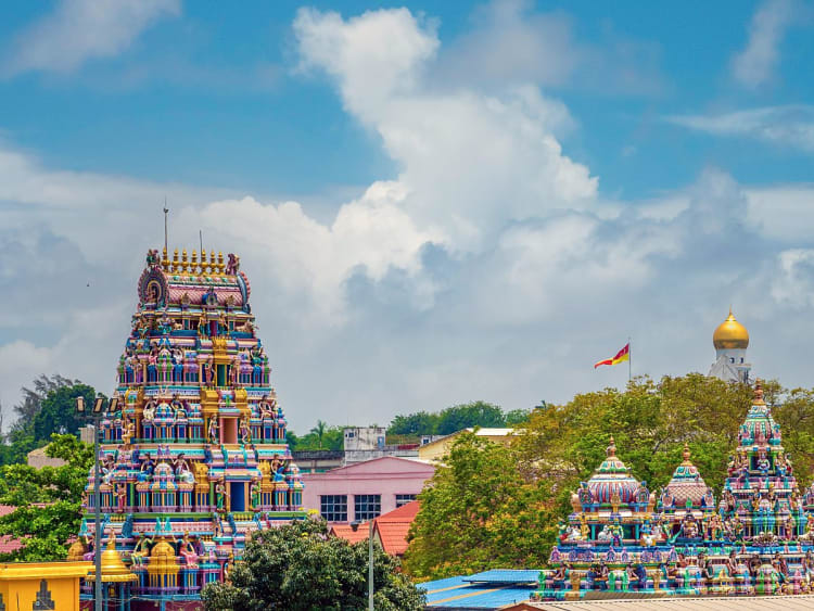 Port Klang, Malaysia &ndash; Bunte hinduistische Tempelt&uuml;rme mit filigranen Figuren