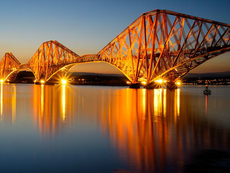 South Queensferry, Schottland &ndash; Leuchtende Forth Bridge spiegelt sich im n&auml;chtlichen Wasser
