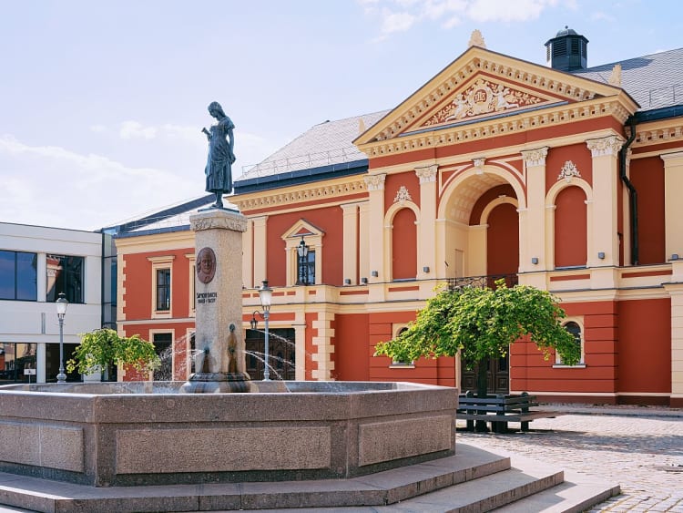 Klaipėda, Litauen &ndash; Historisches Theater mit Brunnen und Statue auf dem Platz