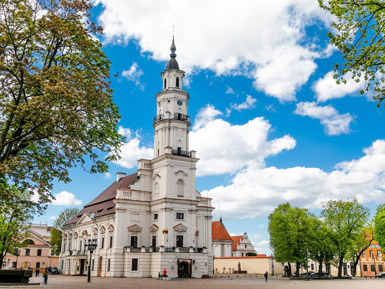 Klaipėda, Litauen &ndash; Wei&szlig;es Rathaus mit hohem Turm auf dem zentralen Marktplatz