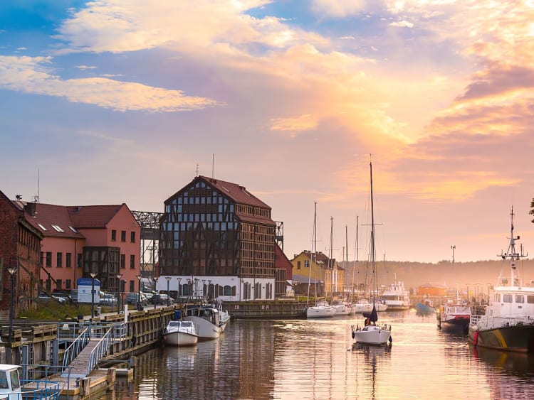 Klaipėda, Litauen &ndash; Abendstimmung am Hafen mit Segel- und Fischerbooten
